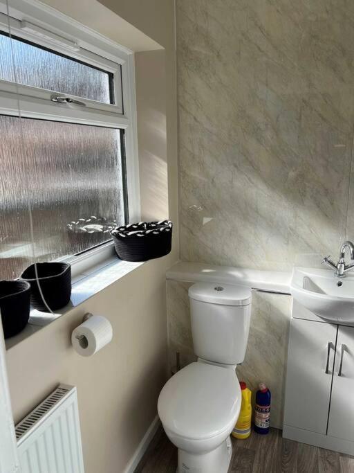 Spacious 2-Bedroom House In Stockton Heath With Free Wifi By Amazing Spaces Relocations Ltd Warrington  Bagian luar foto