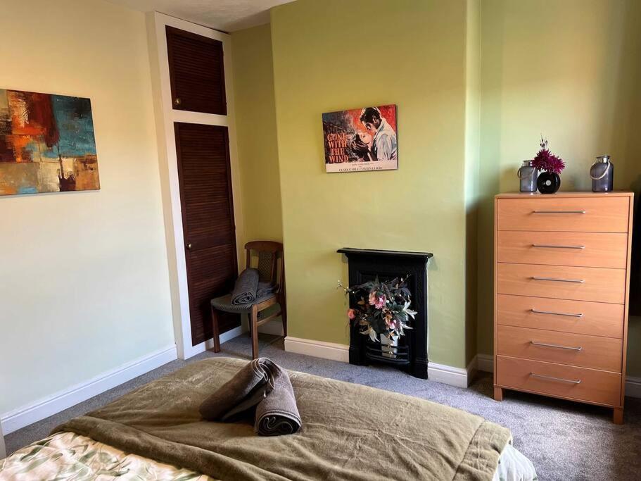 Spacious 2-Bedroom House In Stockton Heath With Free Wifi By Amazing Spaces Relocations Ltd Warrington  Bagian luar foto