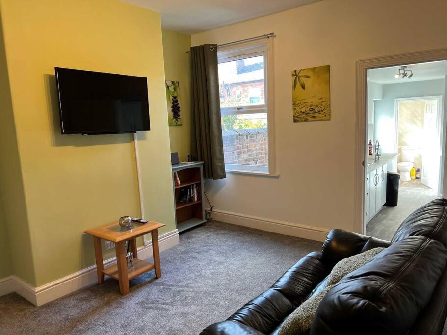 Spacious 2-Bedroom House In Stockton Heath With Free Wifi By Amazing Spaces Relocations Ltd Warrington  Bagian luar foto
