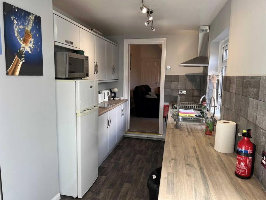 Spacious 2-Bedroom House In Stockton Heath With Free Wifi By Amazing Spaces Relocations Ltd Warrington  Bagian luar foto