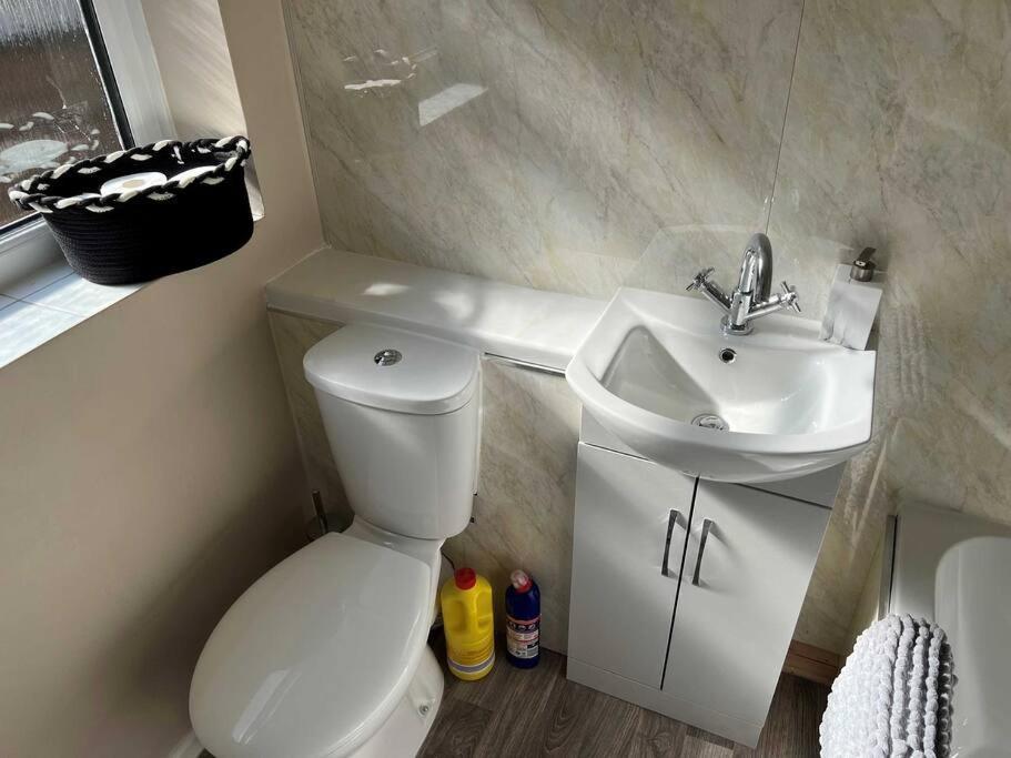 Spacious 2-Bedroom House In Stockton Heath With Free Wifi By Amazing Spaces Relocations Ltd Warrington  Bagian luar foto