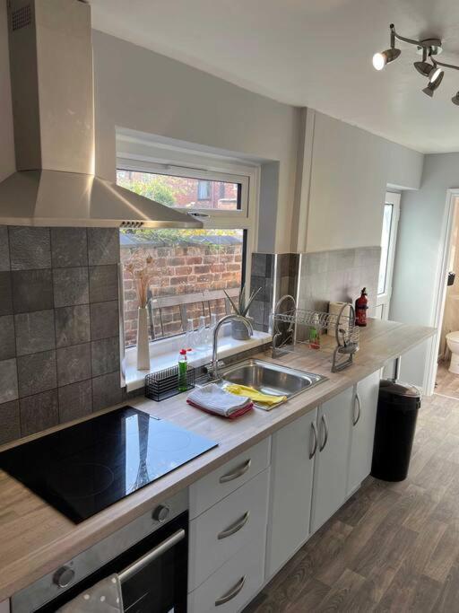 Spacious 2-Bedroom House In Stockton Heath With Free Wifi By Amazing Spaces Relocations Ltd Warrington  Bagian luar foto