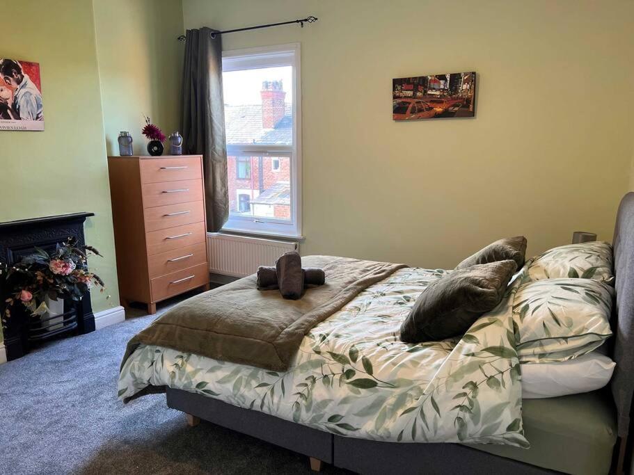 Spacious 2-Bedroom House In Stockton Heath With Free Wifi By Amazing Spaces Relocations Ltd Warrington  Bagian luar foto