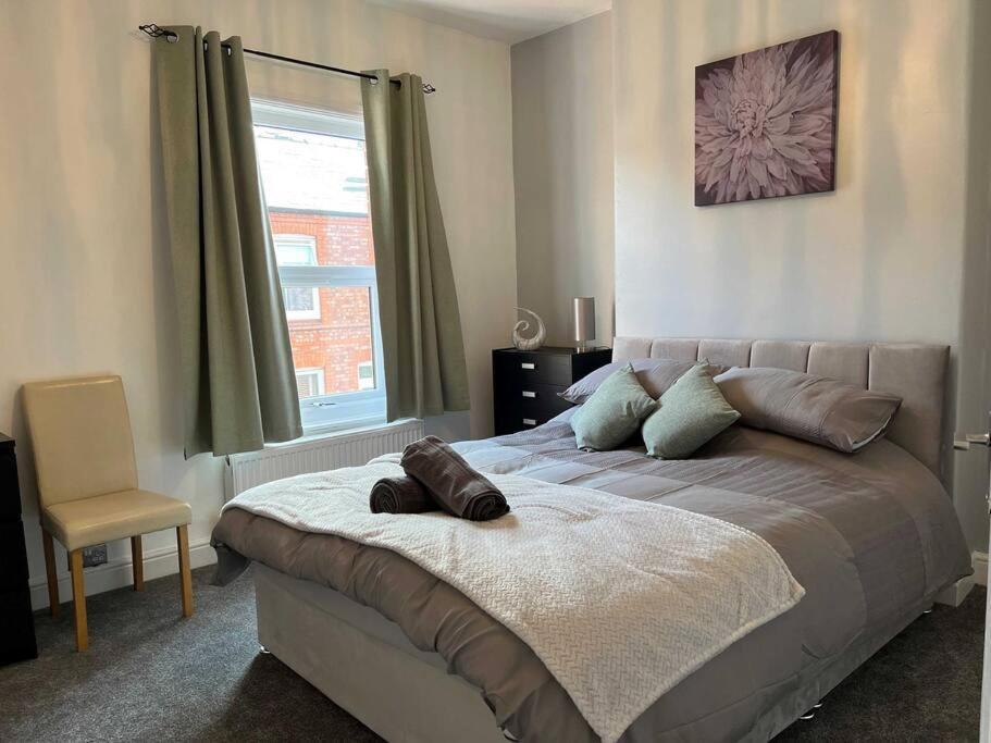 Spacious 2-Bedroom House In Stockton Heath With Free Wifi By Amazing Spaces Relocations Ltd Warrington  Bagian luar foto