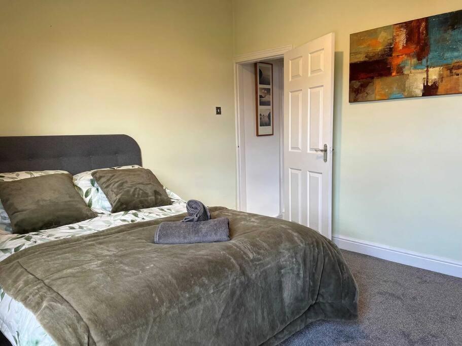 Spacious 2-Bedroom House In Stockton Heath With Free Wifi By Amazing Spaces Relocations Ltd Warrington  Bagian luar foto
