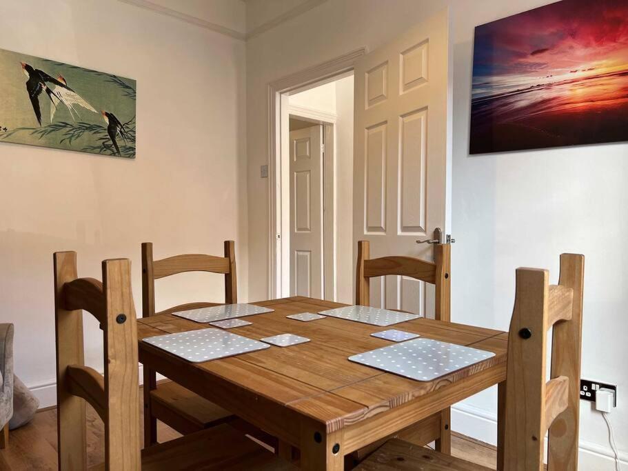 Spacious 2-Bedroom House In Stockton Heath With Free Wifi By Amazing Spaces Relocations Ltd Warrington  Bagian luar foto