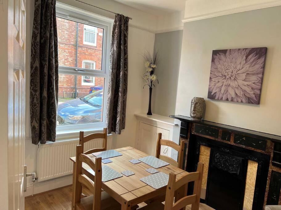 Spacious 2-Bedroom House In Stockton Heath With Free Wifi By Amazing Spaces Relocations Ltd Warrington  Bagian luar foto