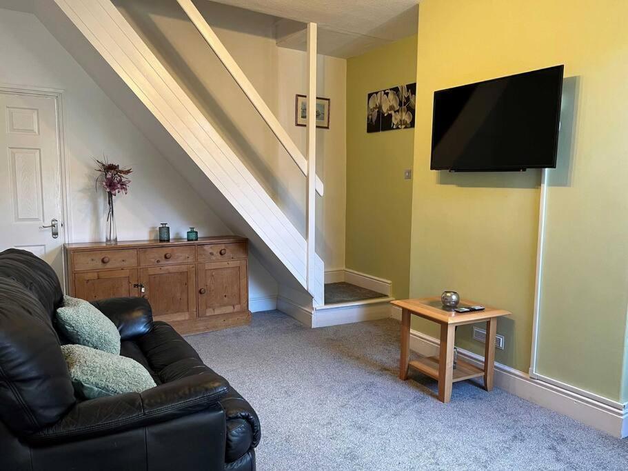 Spacious 2-Bedroom House In Stockton Heath With Free Wifi By Amazing Spaces Relocations Ltd Warrington  Bagian luar foto