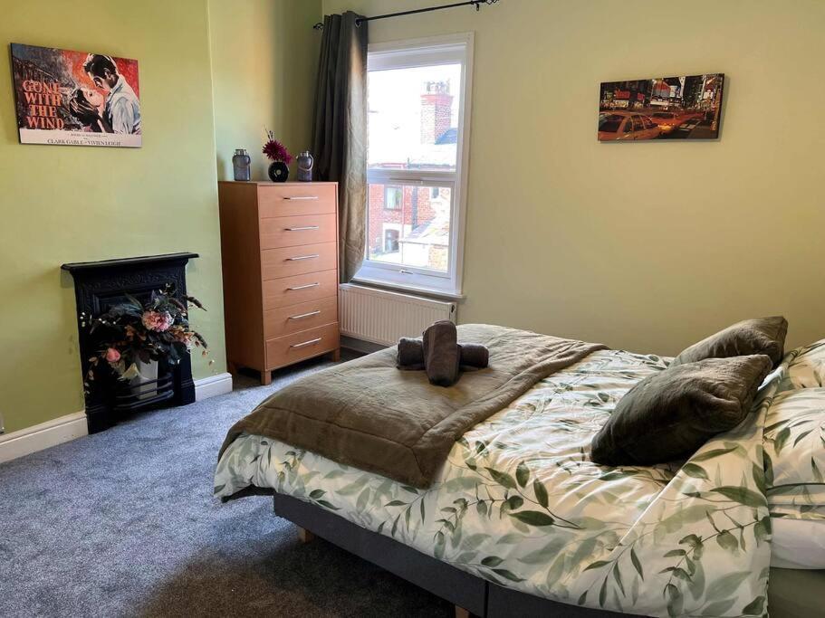 Spacious 2-Bedroom House In Stockton Heath With Free Wifi By Amazing Spaces Relocations Ltd Warrington  Bagian luar foto