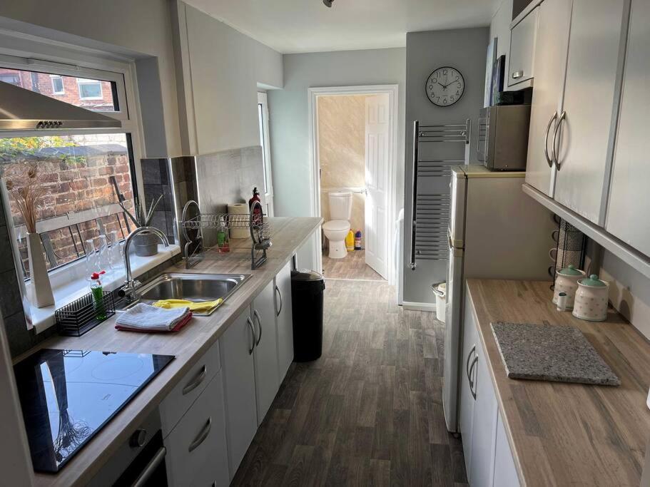 Spacious 2-Bedroom House In Stockton Heath With Free Wifi By Amazing Spaces Relocations Ltd Warrington  Bagian luar foto