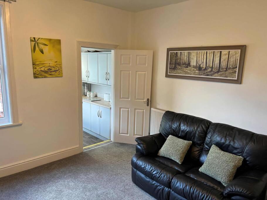 Spacious 2-Bedroom House In Stockton Heath With Free Wifi By Amazing Spaces Relocations Ltd Warrington  Bagian luar foto